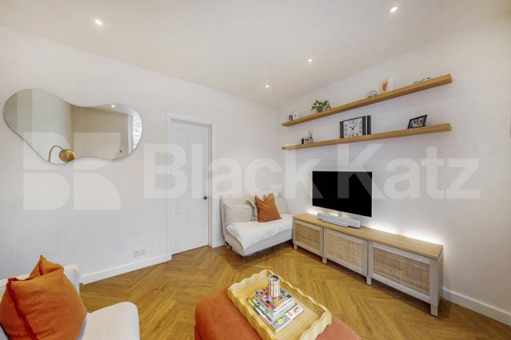 Stylish & contemporary maisonette flooded with natural light  Odger Street, Battersea 